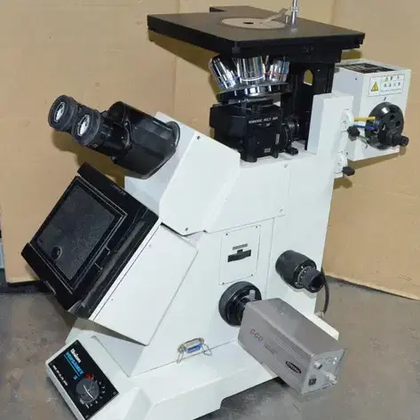 Union Versamet 3 inverted microscope