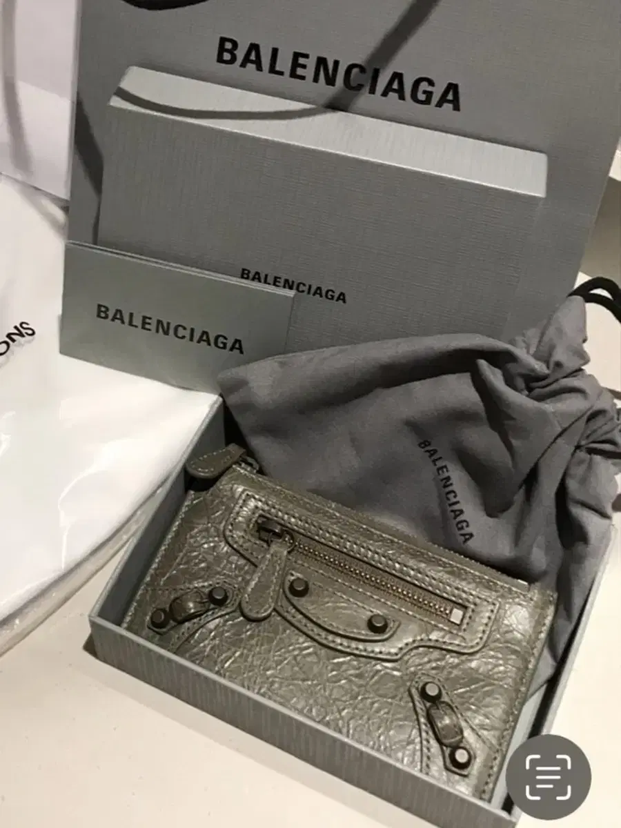 BALENCIAGA 발렌시아가 여성 르 시티 롱 동전 & 카드 홀더 아미