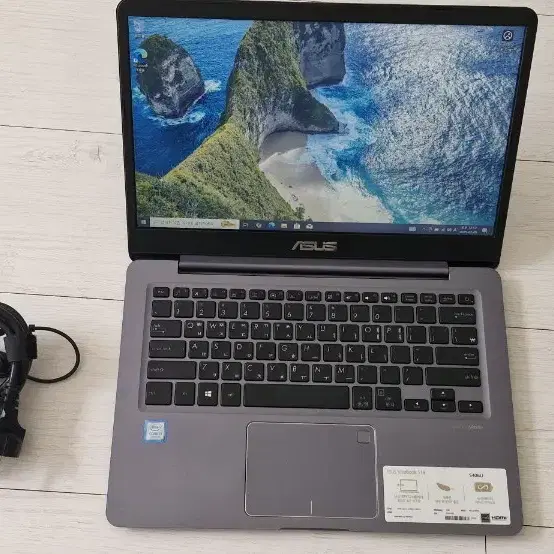 ASUS VivoBook S406U