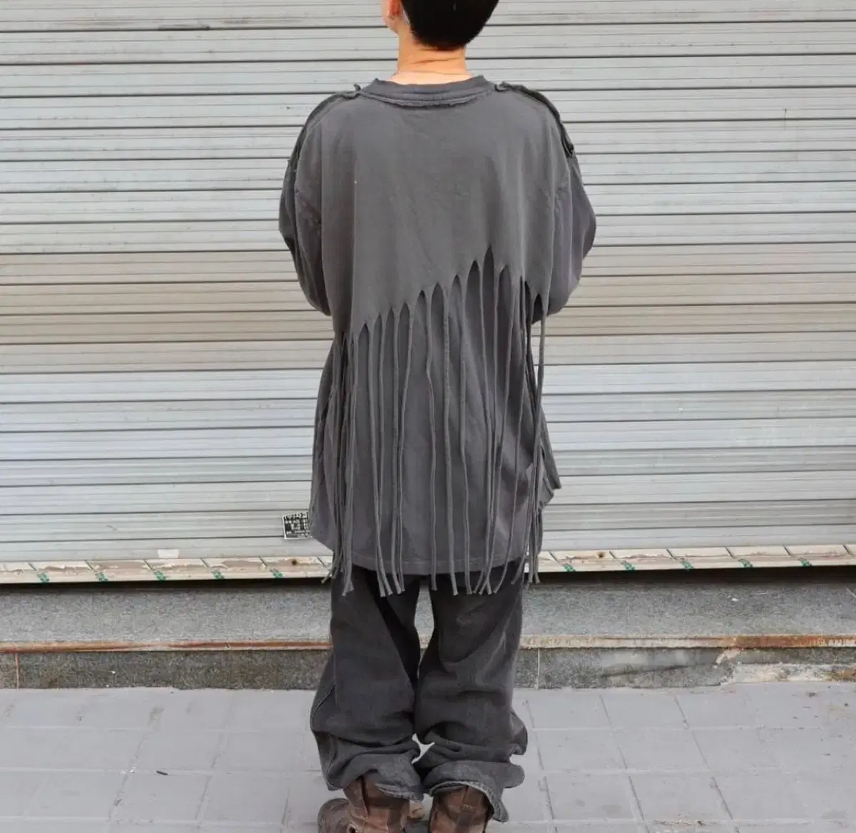 0tape BACK FRINGE TEE CHARCOAL