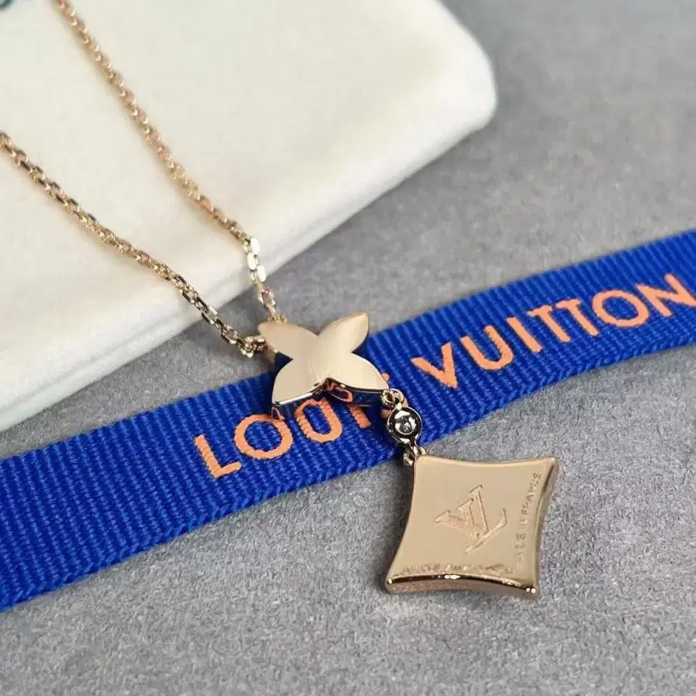 LOUIS VUITTON네 잎 클로버와 쌍꽃 목걸이