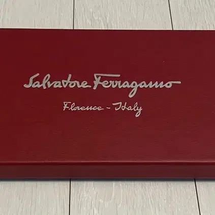 [Salvatore Ferragamo]페라가모 케이스 박스 판매합니다