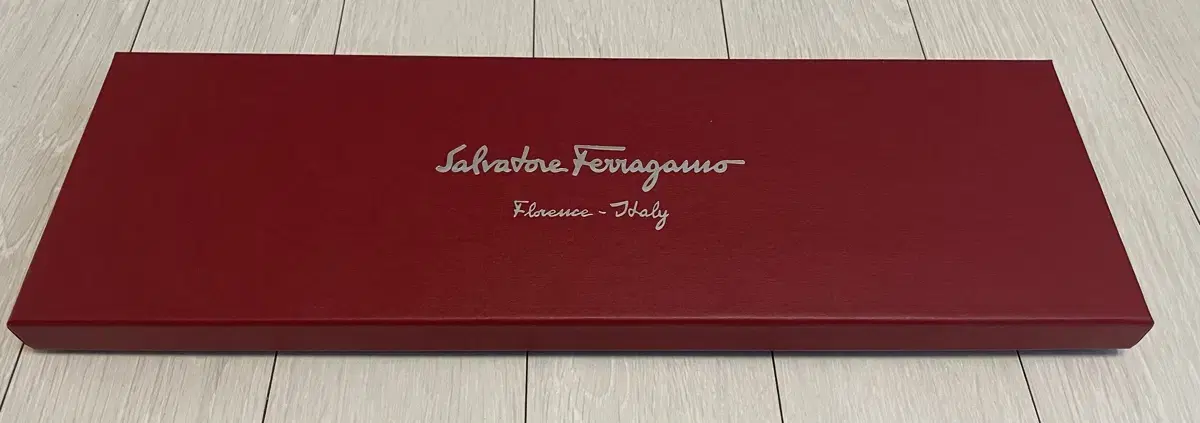 [Salvatore Ferragamo]페라가모 케이스 박스 판매합니다