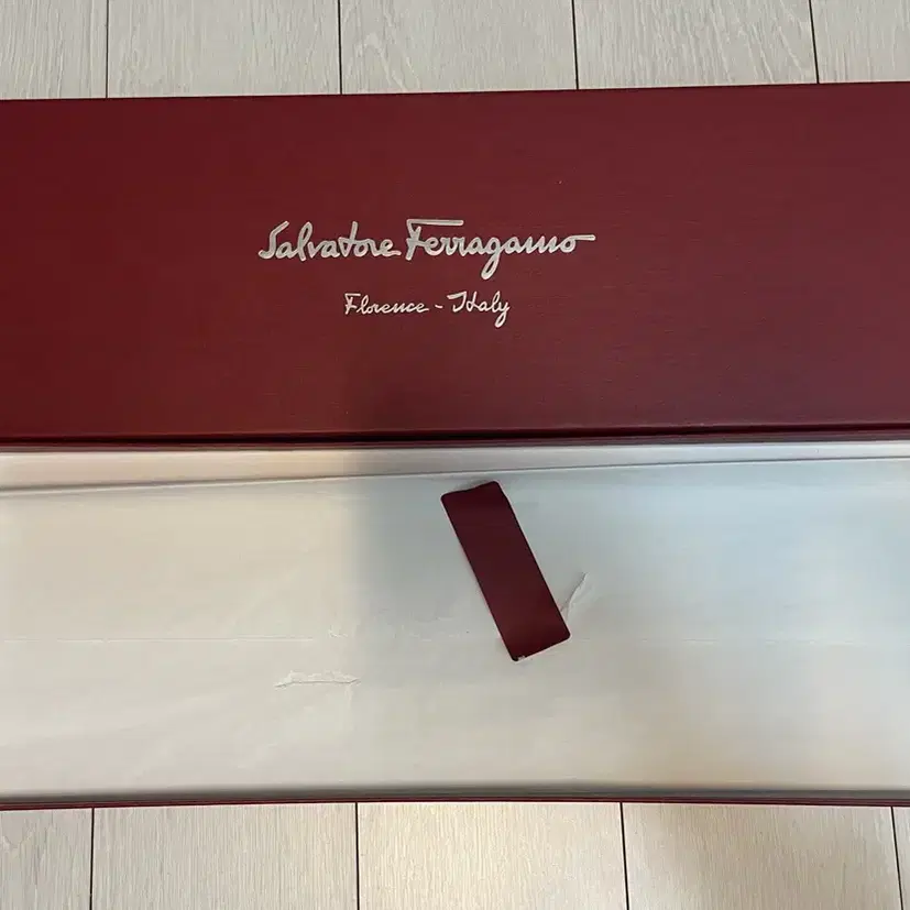 [Salvatore Ferragamo]페라가모 케이스 박스 판매합니다