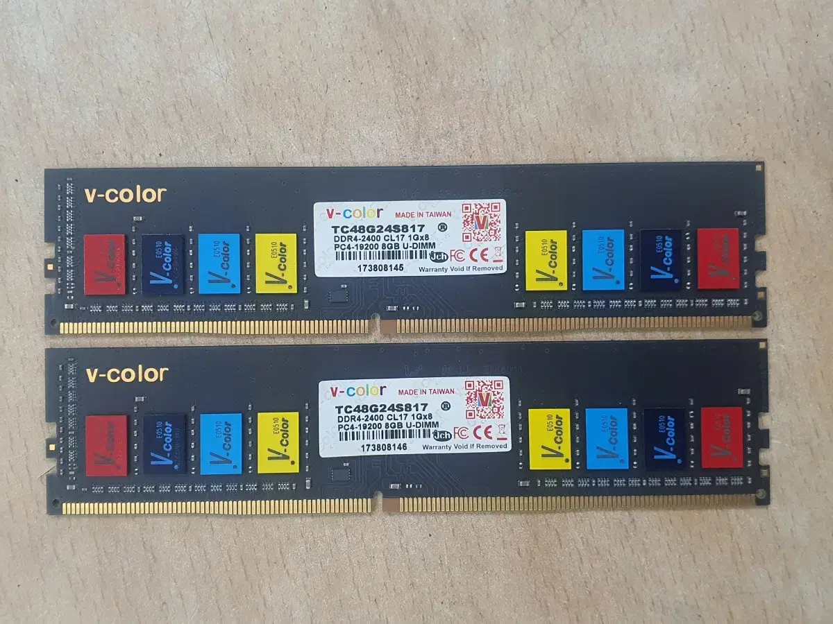 데스크탑용 V-COLOR DDR4 2400 16G (8*2)