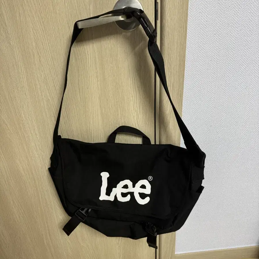 LEE 메신저백