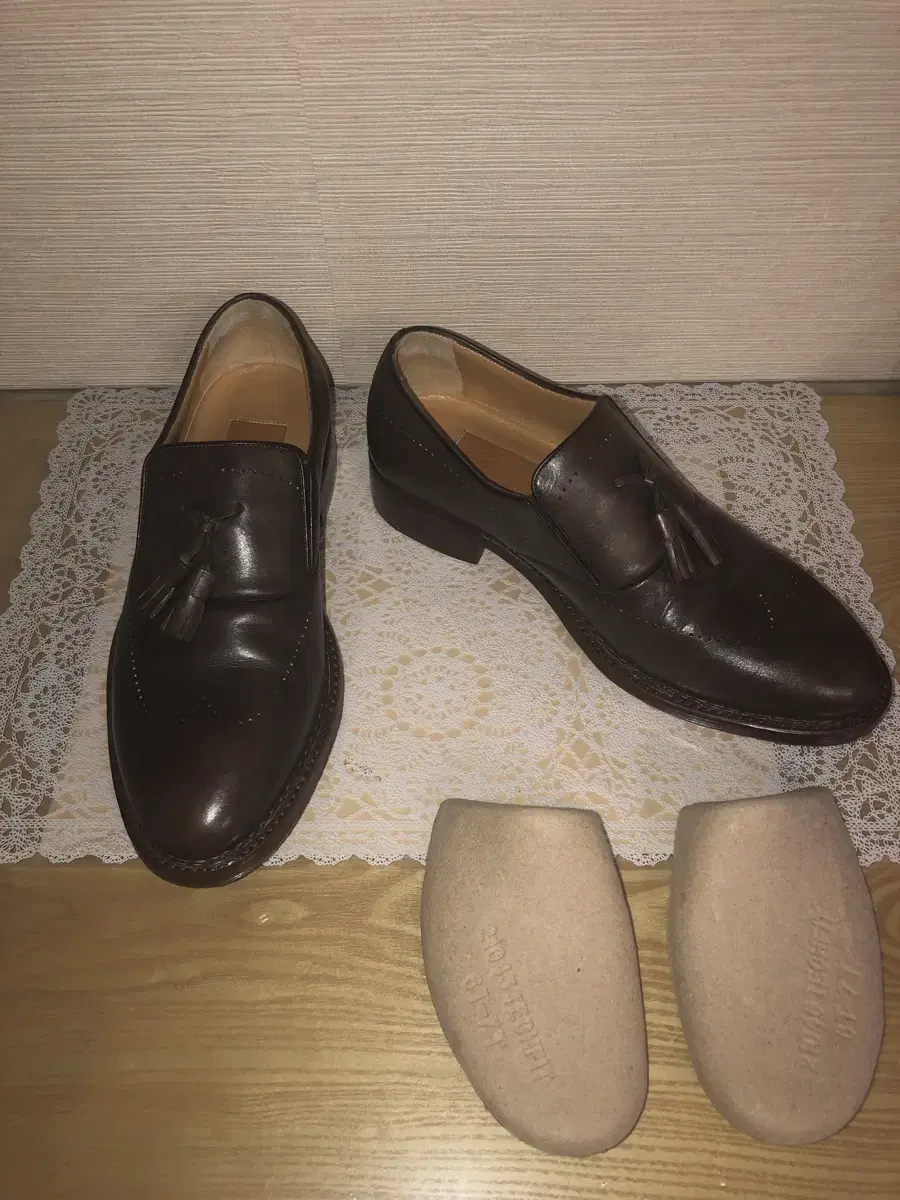 A Testonite shoes size 260