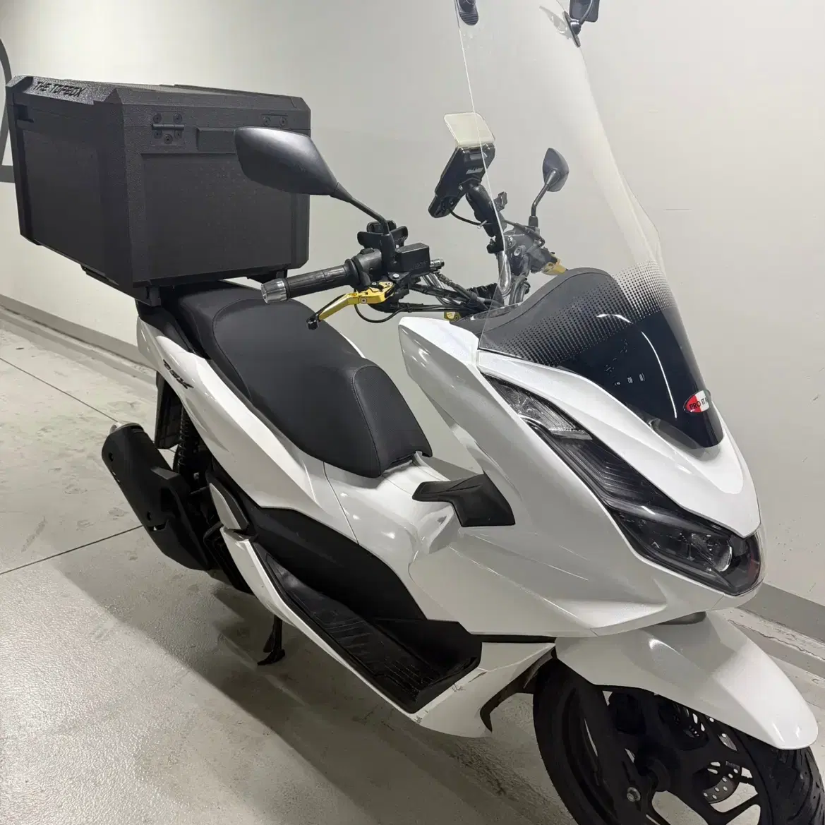 2023년식 배달셋팅 된 혼다 pcx125 흰색 판매합니다 .