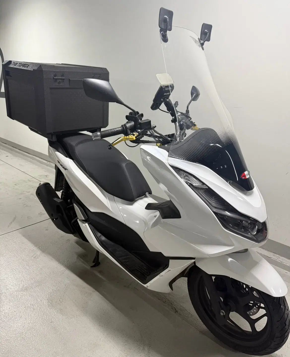 2023년식 배달셋팅 된 혼다 pcx125 흰색 판매합니다 .