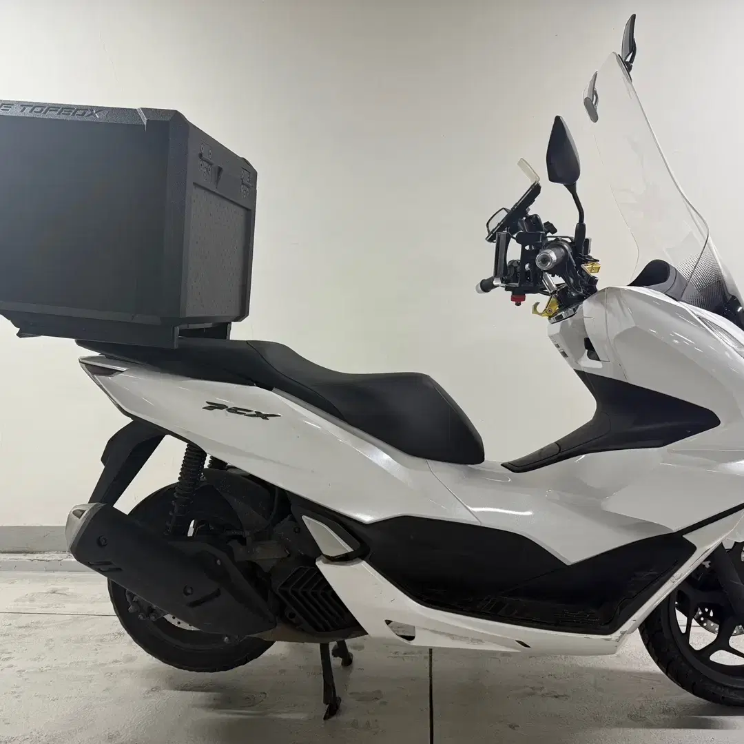 2023년식 배달셋팅 된 혼다 pcx125 흰색 판매합니다 .