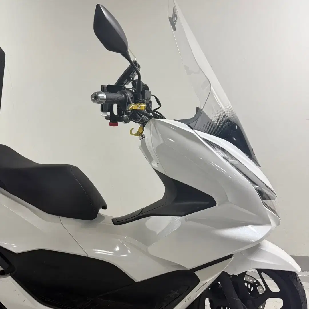 2023년식 배달셋팅 된 혼다 pcx125 흰색 판매합니다 .