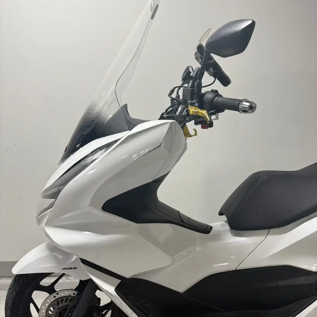 2023년식 배달셋팅 된 혼다 pcx125 흰색 판매합니다 .