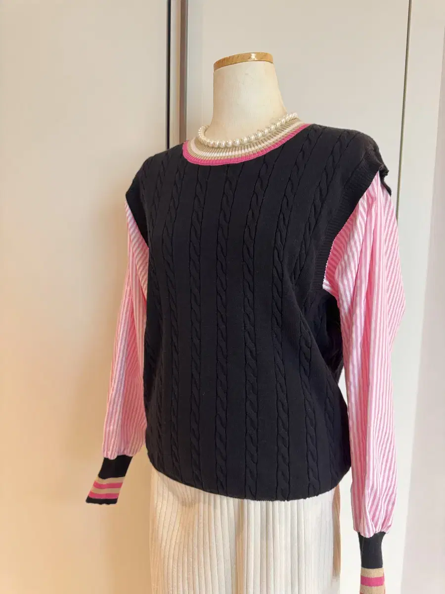 Free shipping) New product - Striped sleeve color-coordinated knit