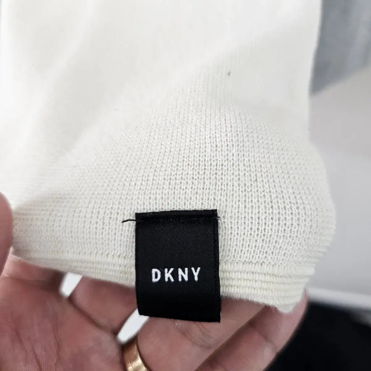 DKNY 하프집업