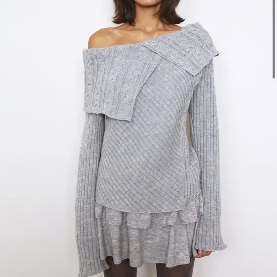 폴리수엠 chunky cable off-shoulder sweater