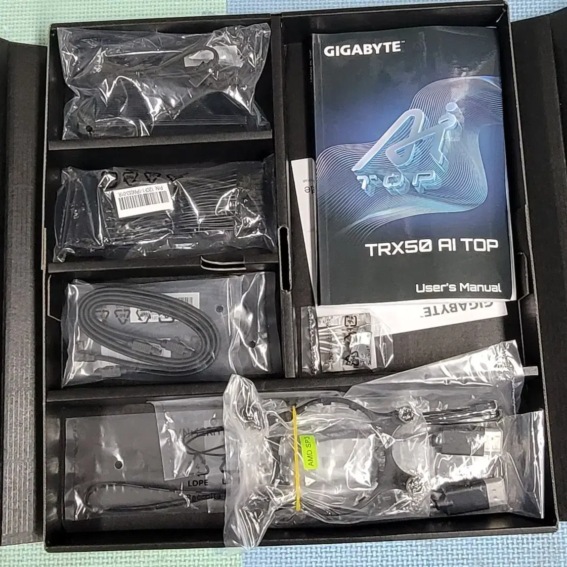 GIGABYTE TRX50 AI TOP 판매합니다.