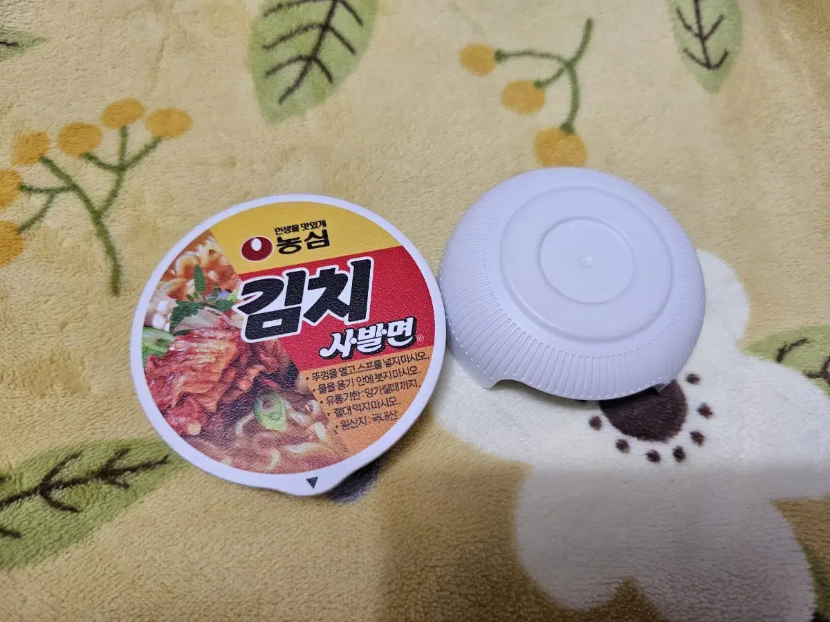 버즈 케이스 김치 사발면