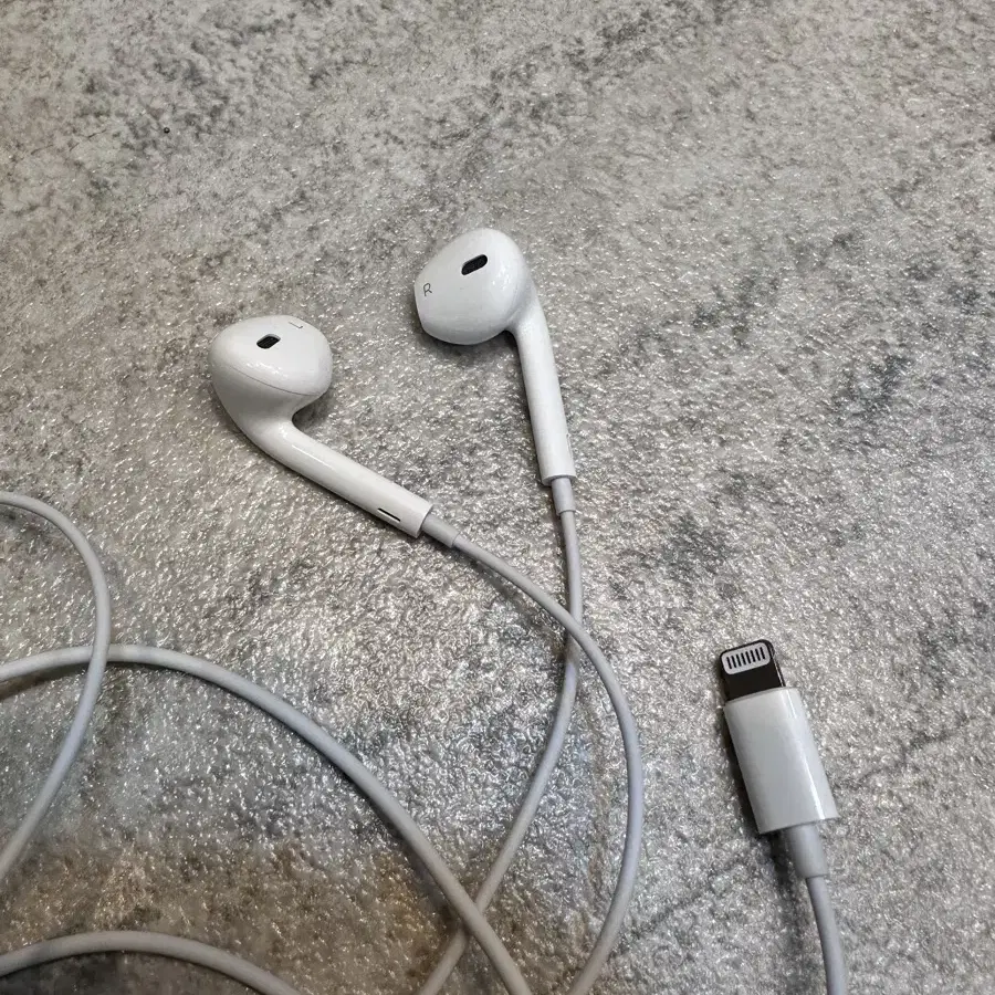 APPLEEARPHONES 애플 줄 이어폰 (착용1번)