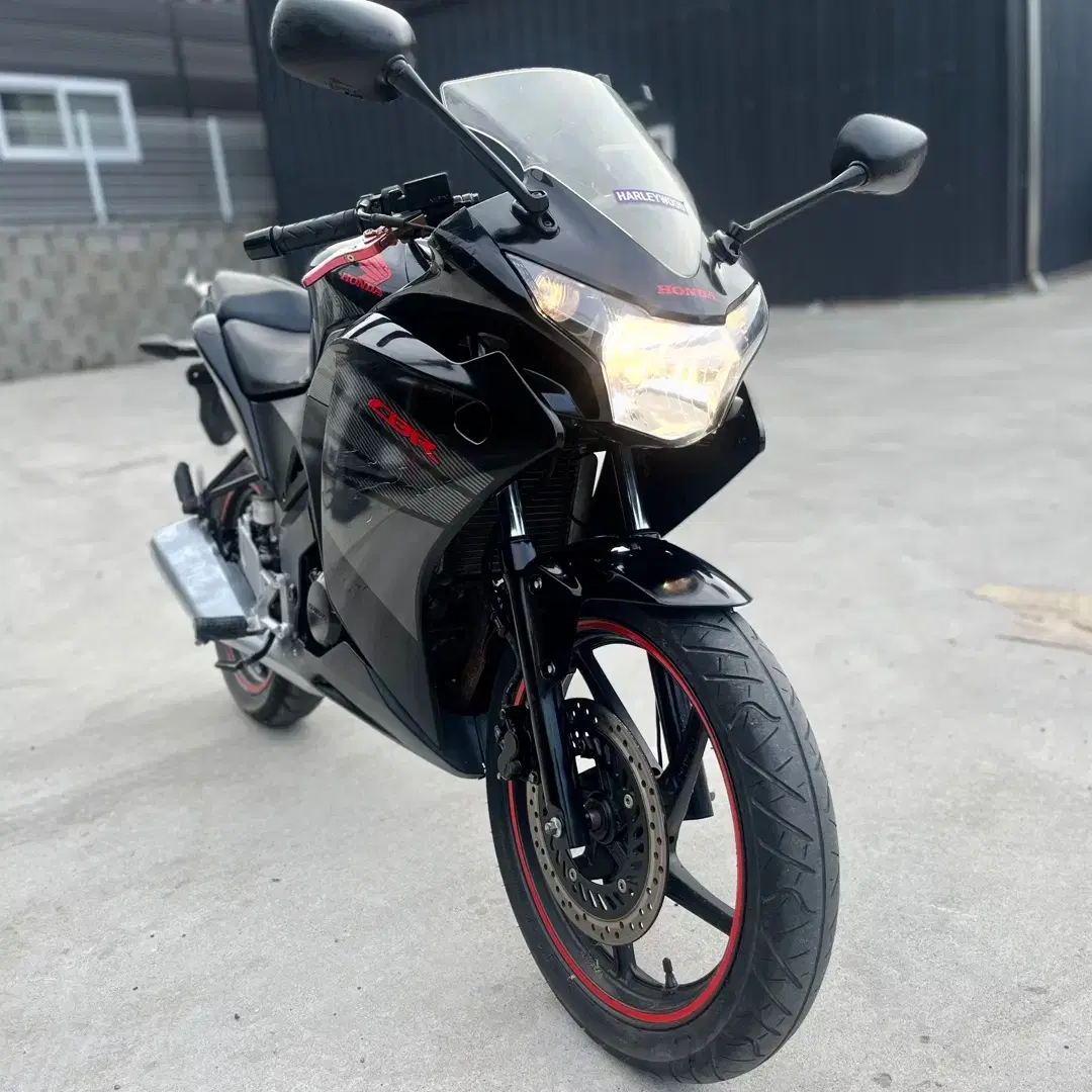 혼다 cbr125r 2016년식 1만키로수 저렴히 판매합니다