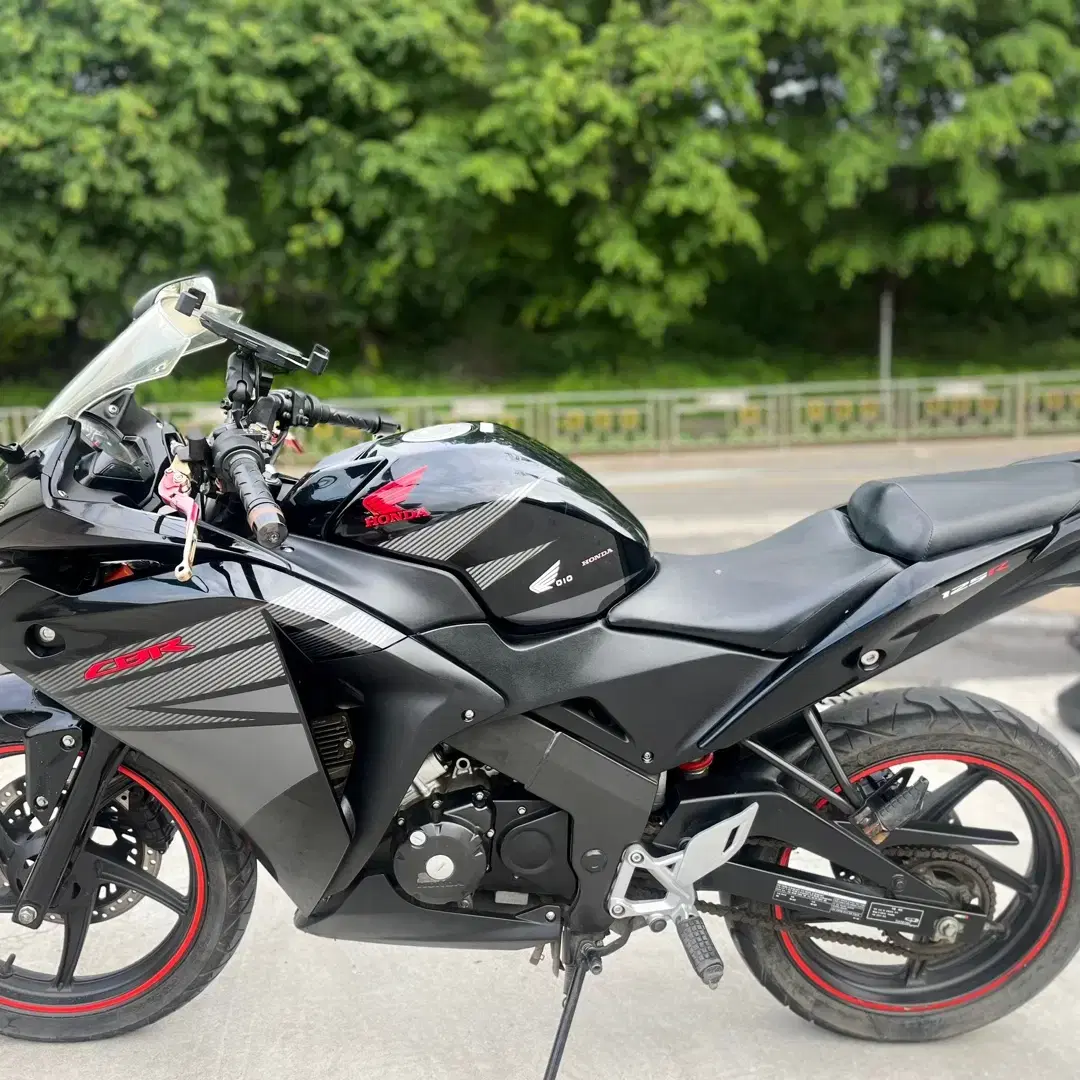 혼다 cbr125r 2016년식 1만키로수 저렴히 판매합니다