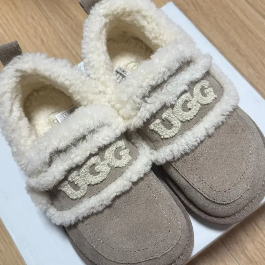 OZWEAR UGG 바이올렛 시어링 로고 양털 로퍼 OB939