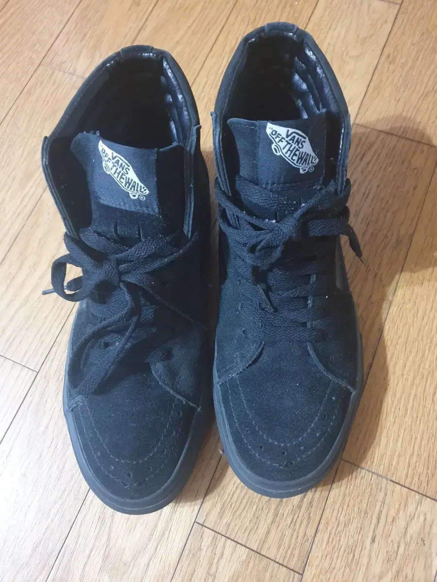 Vahn's black high-top sneakers