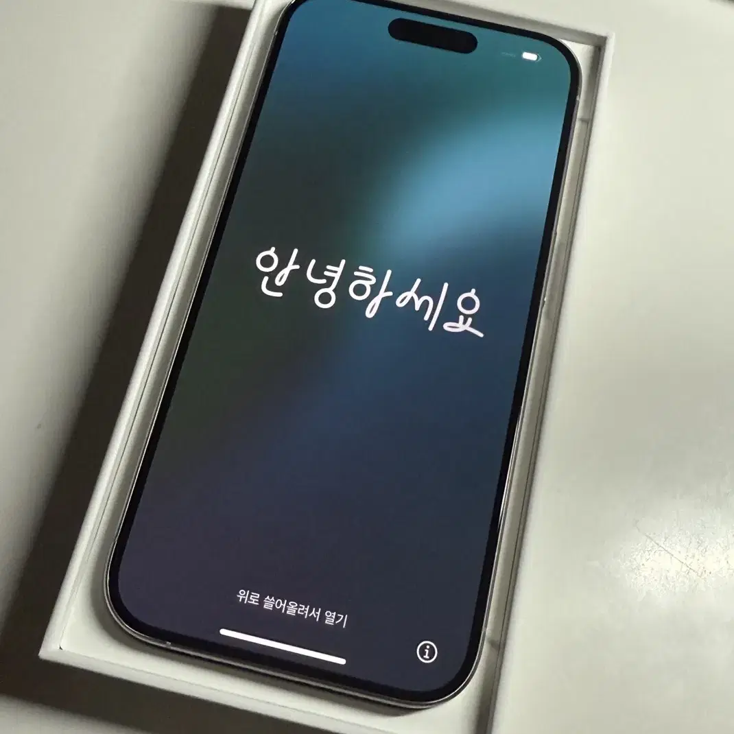 아이폰 15프로 화이트 티타늄 256GB 자급제 판매합니다