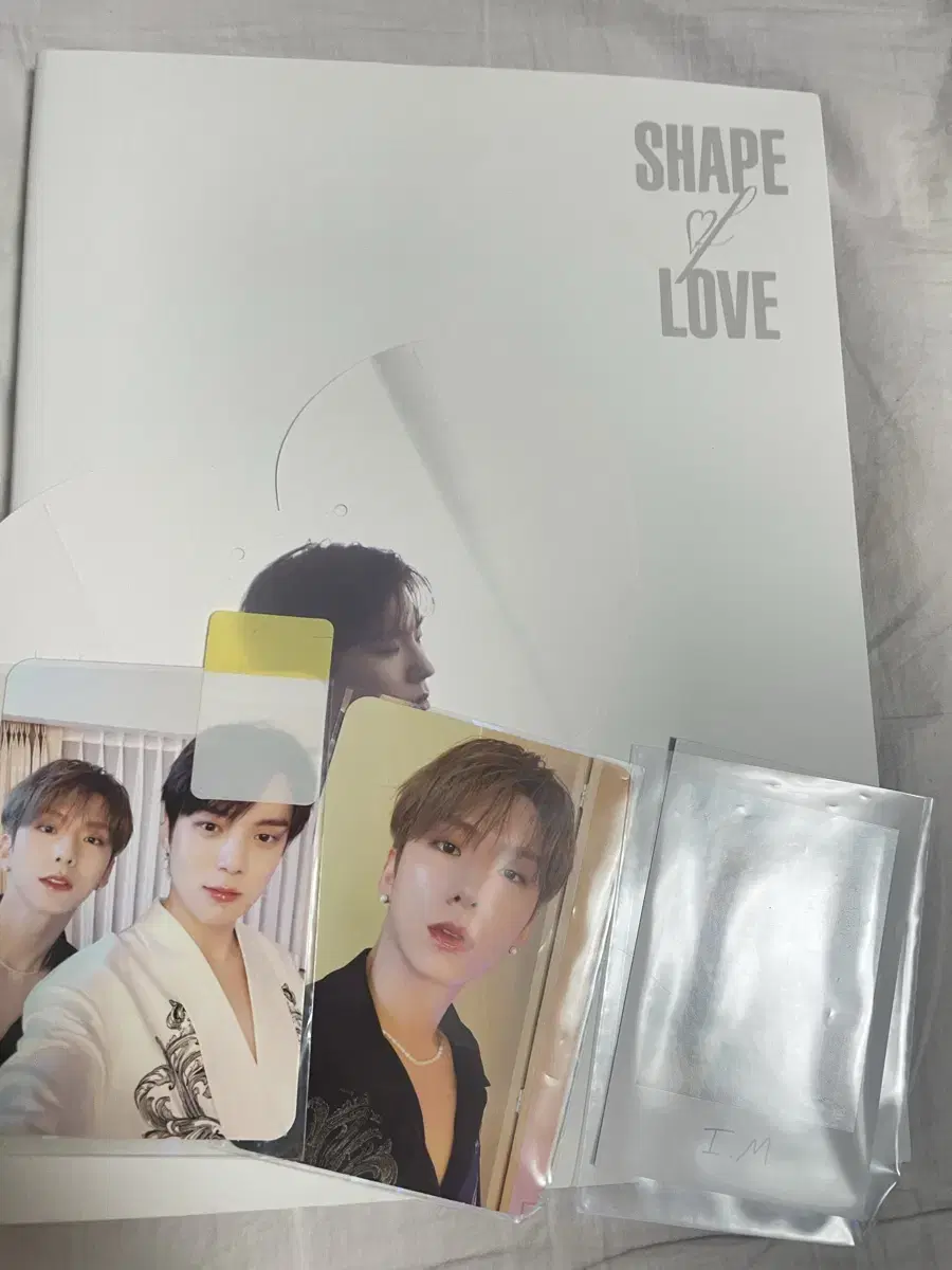 Shelape of love 앨범, 포카 일괄 4000원 몬스타엑스