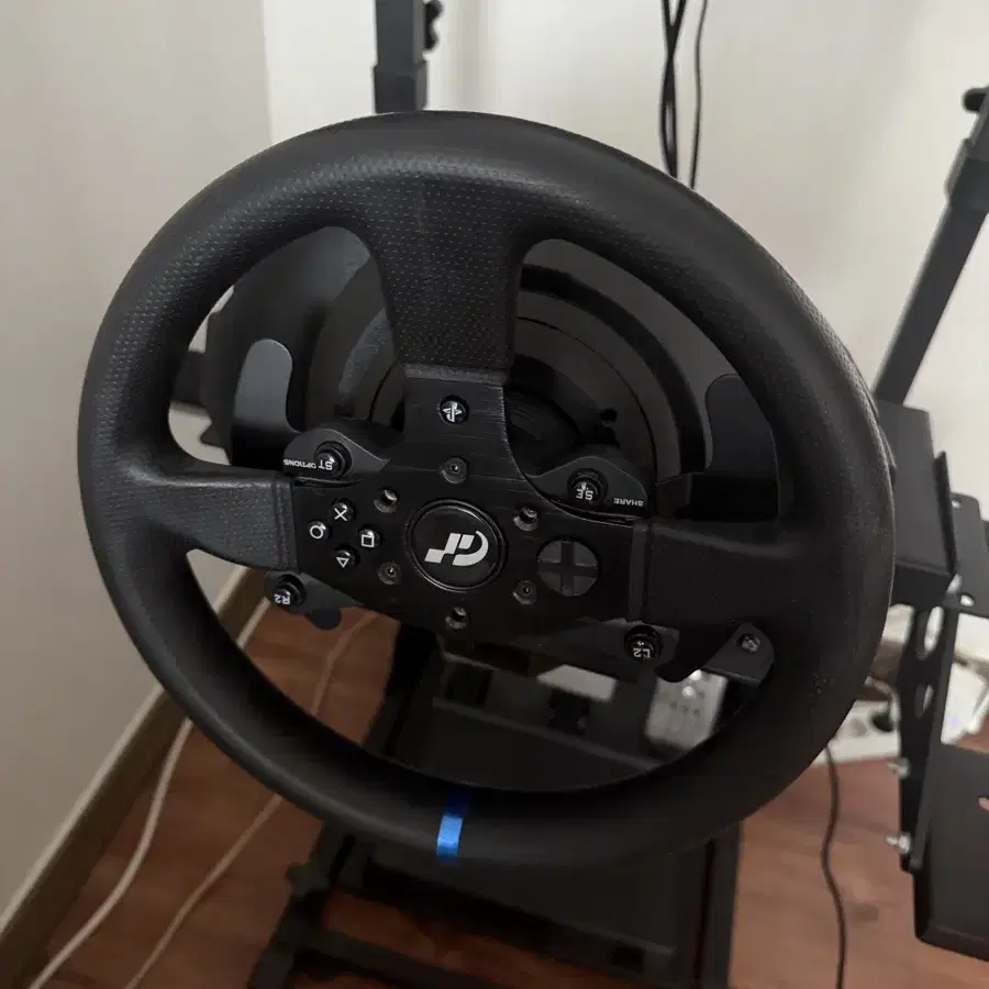 Thrustmaster 레이싱 휠 세트 일괄 판매합니다.