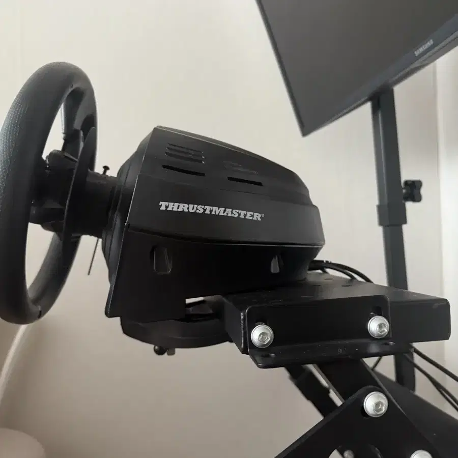 Thrustmaster 레이싱 휠 세트 일괄 판매합니다.