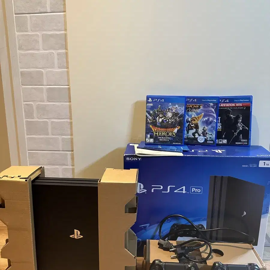 PS4 Pro 1TB + 게임 CD 3개 + 컨트롤러 2개