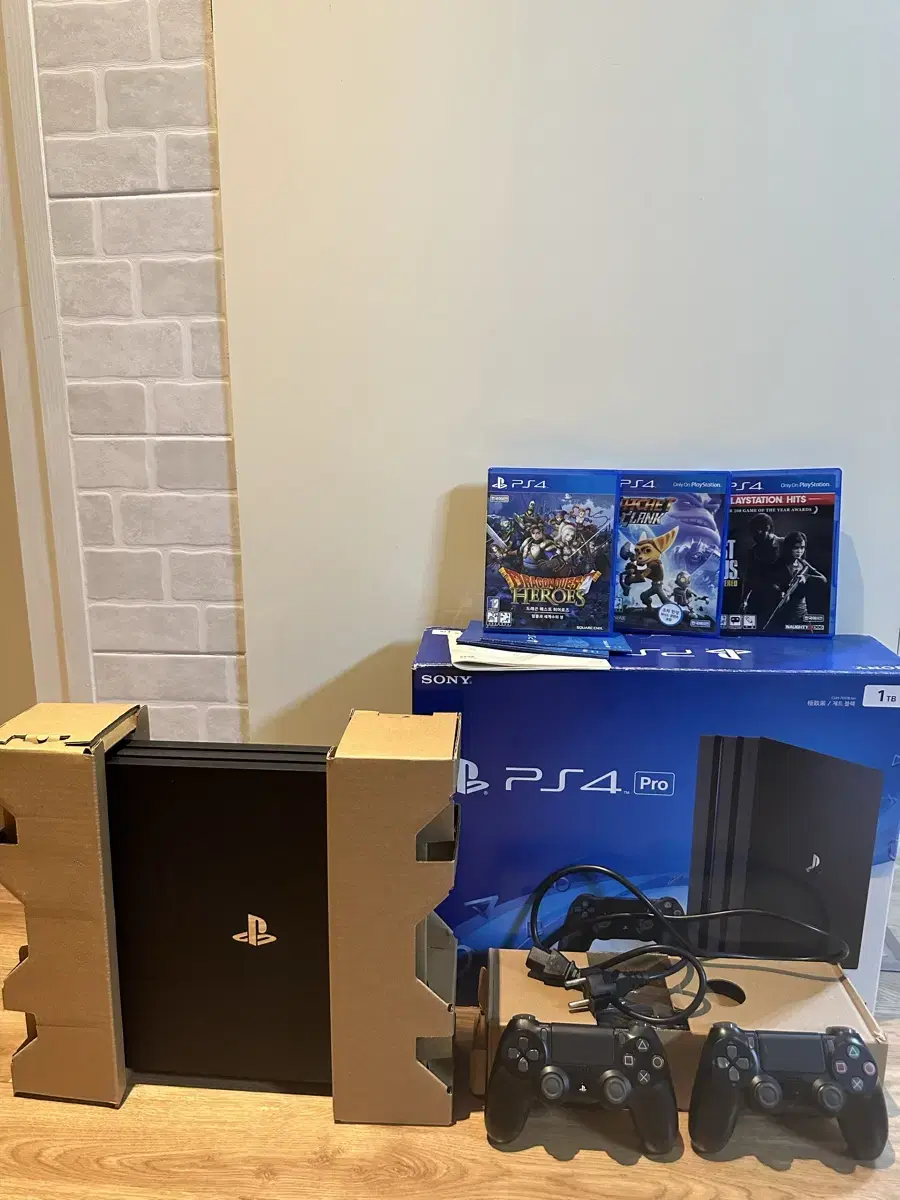 PS4 Pro 1TB + 게임 CD 3개 + 컨트롤러 2개