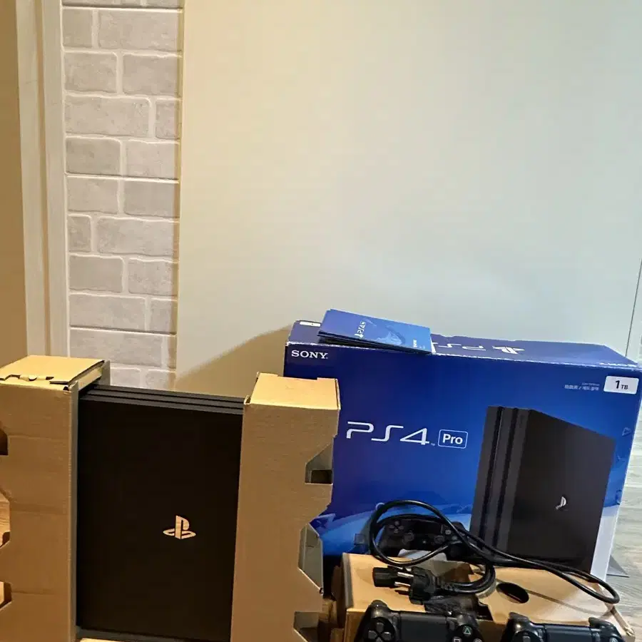 PS4 Pro 1TB + 게임 CD 3개 + 컨트롤러 2개