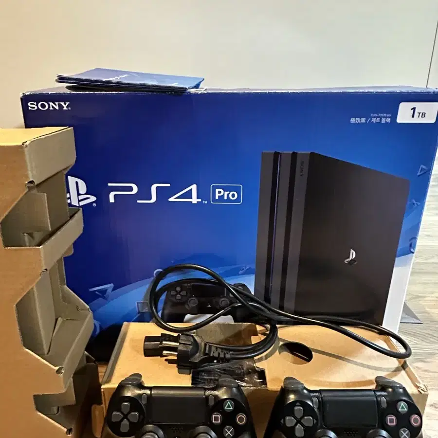 PS4 Pro 1TB + 게임 CD 3개 + 컨트롤러 2개