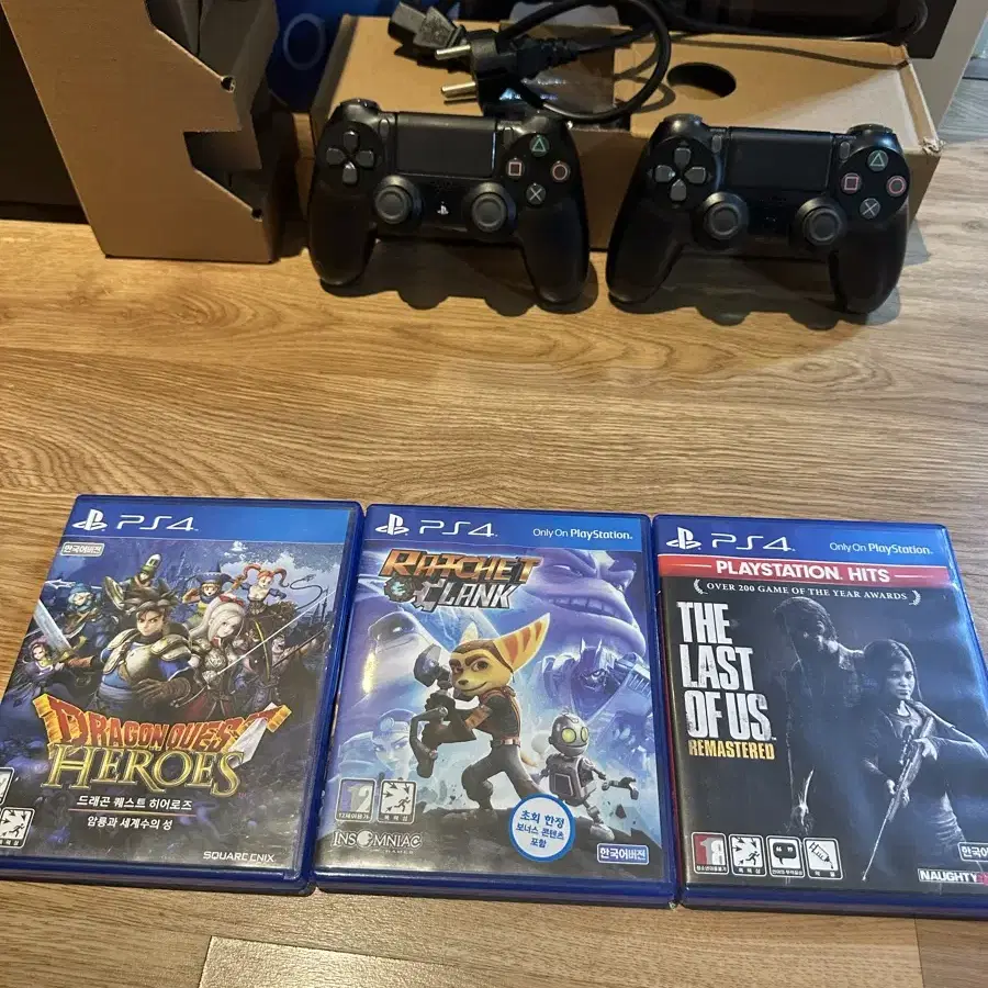 PS4 Pro 1TB + 게임 CD 3개 + 컨트롤러 2개