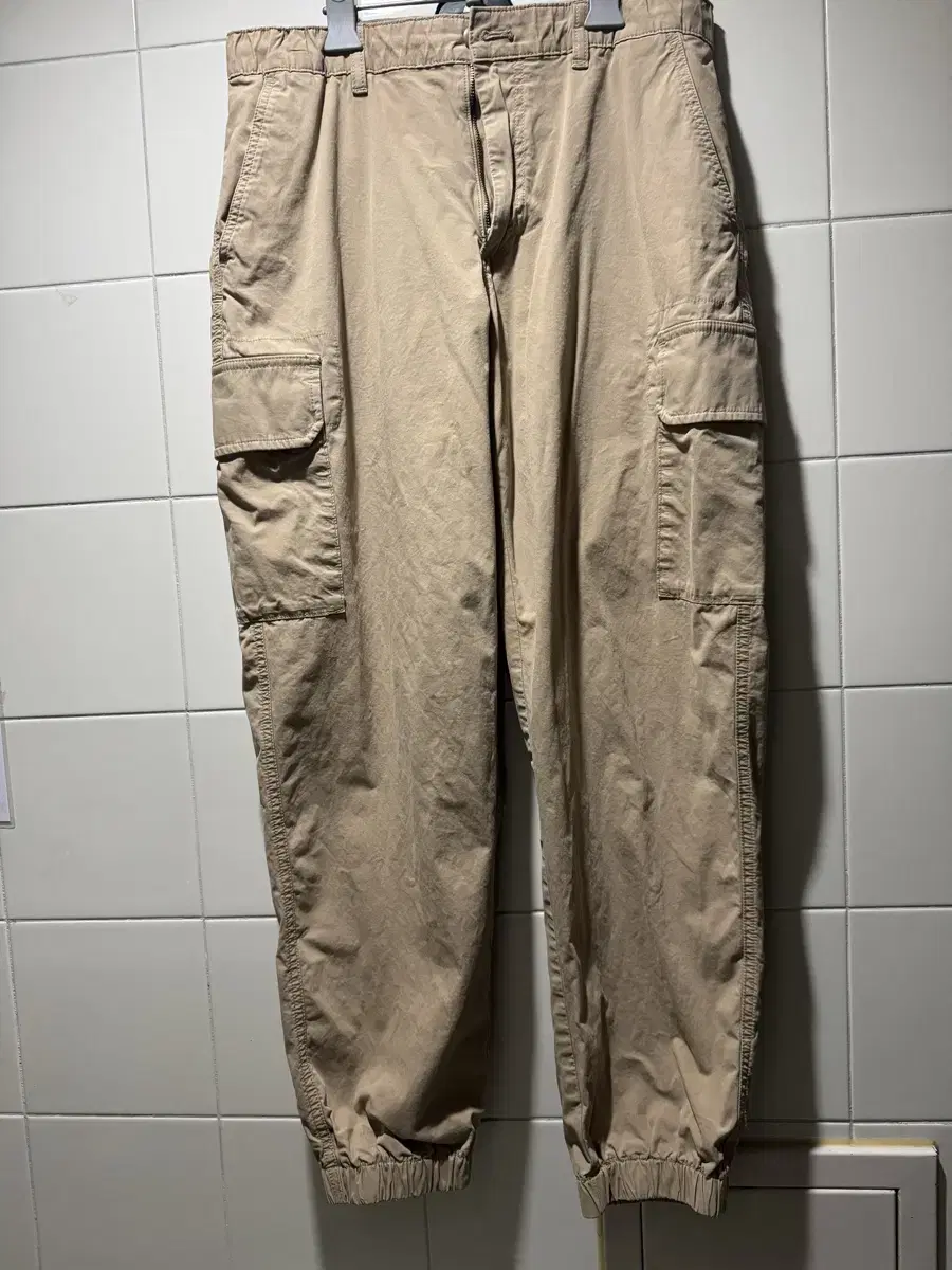 UNIQLO Wide Fit Cargo Jogger Pants (M size / 76 cm)