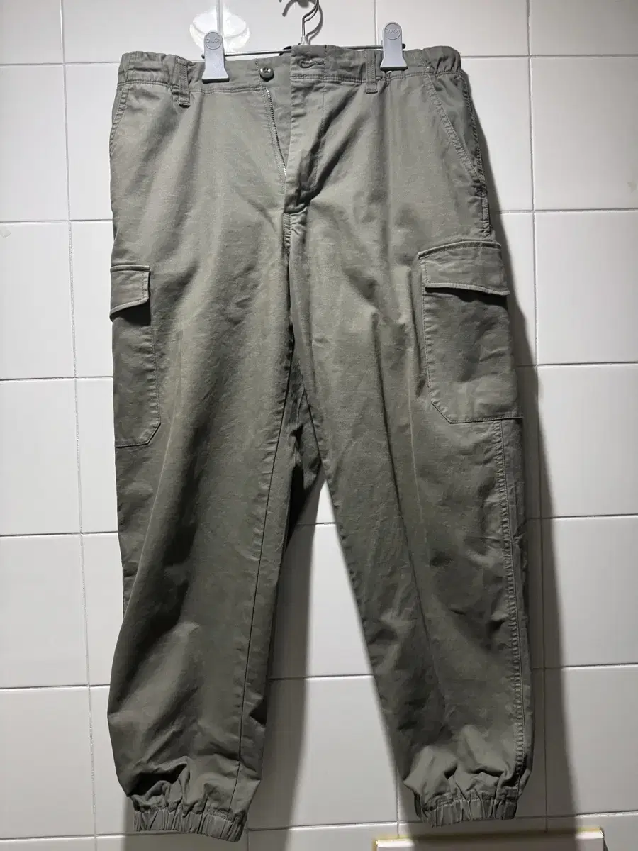 UNIQLO Wide-Fit Cargo Jogger Pants (M size / 76 cm)