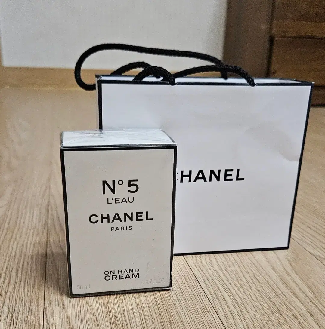 샤넬 N5 로 온 핸드크림 50ml (쇼핑백 포함)