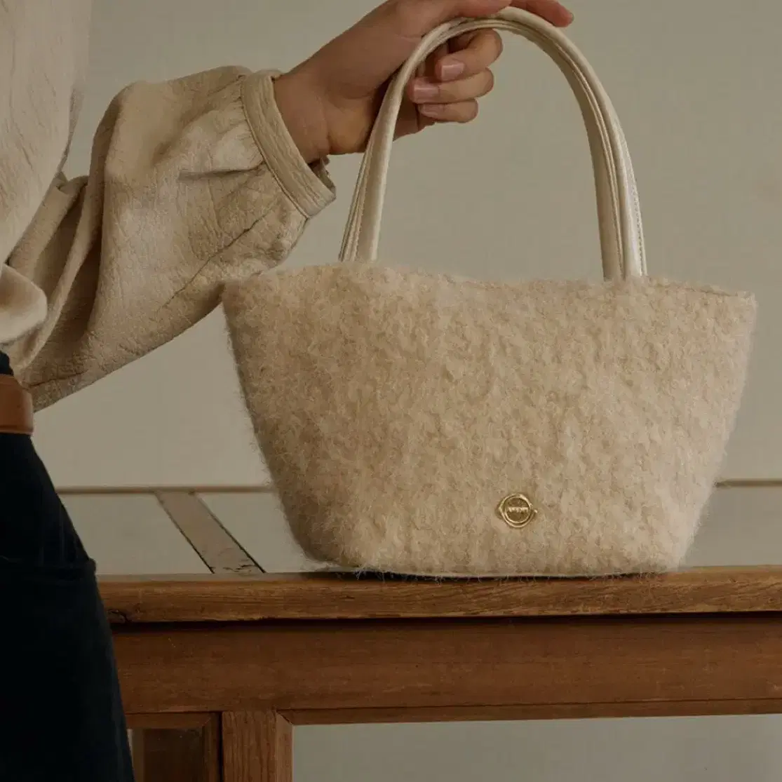 언에디트 T Hairy Wool Tote Bag_Butter