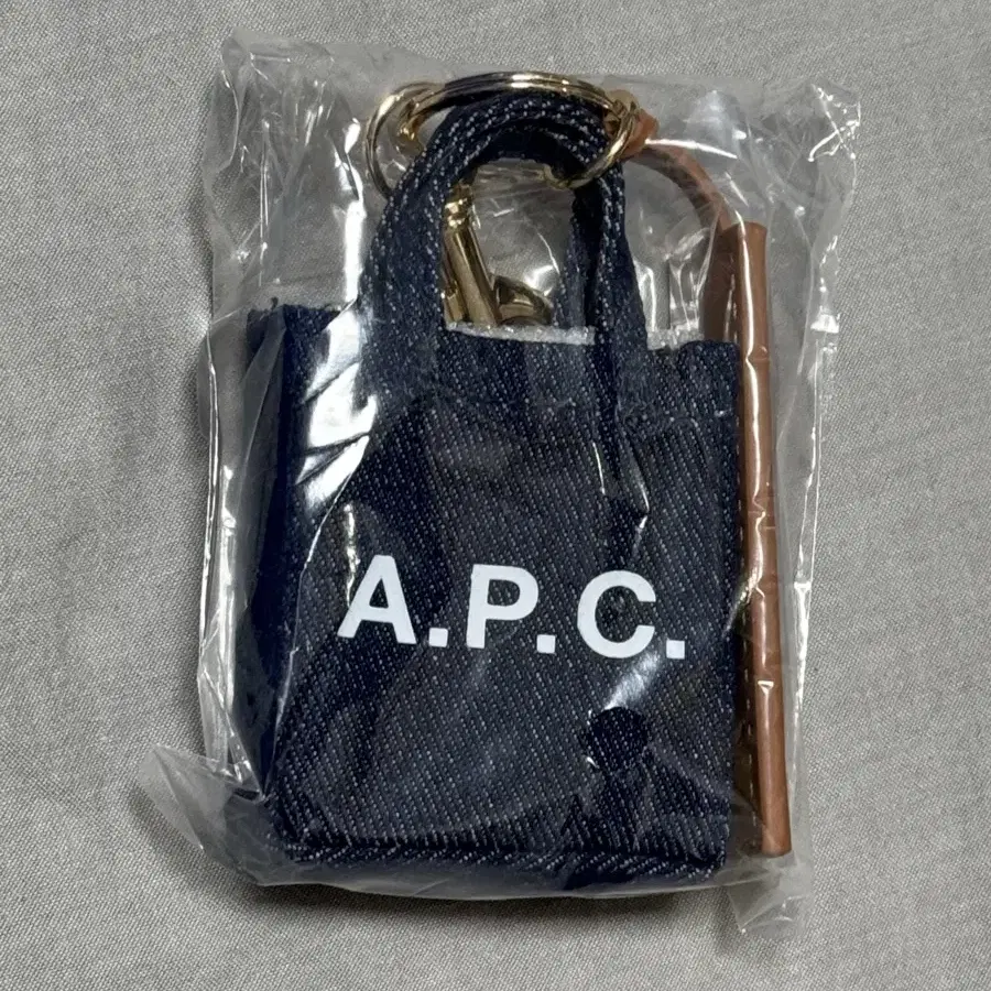 A.P.C. 아페쎄 더현대 서울 팝업 데님 키링