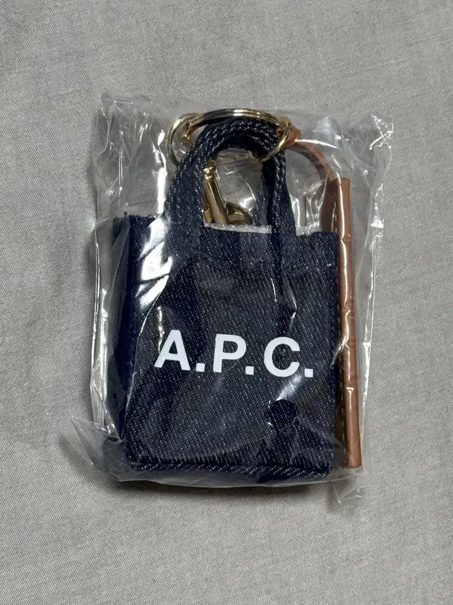 A.P.C. 아페쎄 더현대 서울 팝업 데님 키링