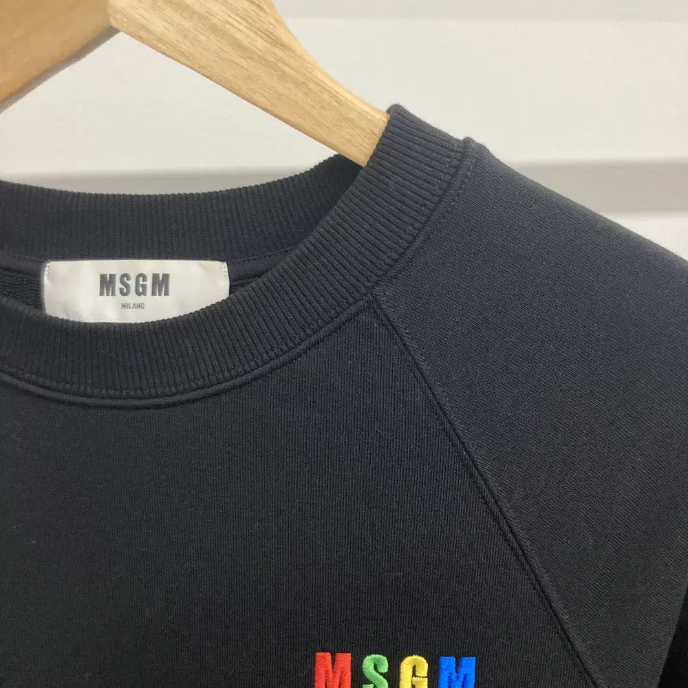 msgm 레인보우 자수로고 맨투맨 스웻셔츠