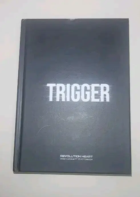 레볼루션하트 (현 리 레볼루션) trigger 포토북 양도합니다!!