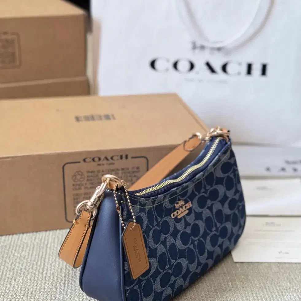 COACH 코치 Teri 20 암홀더, 클래식 로고 스타일