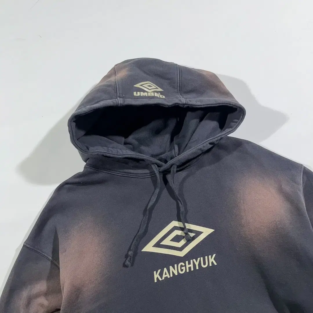 [UMBRO x KANGHYUK] 엄브로X강혁 후드티셔츠