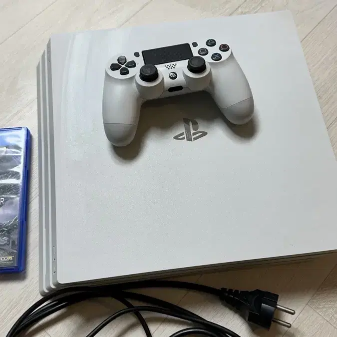 PS4 Pro 1테라 본체+컨트롤러+게임2개