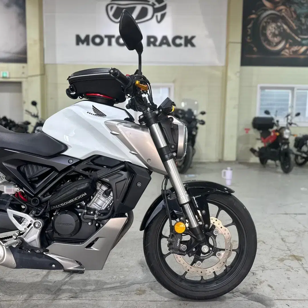 혼다 CB125R 18년 1.3만 무사고 풀옵션 화이트 깔끔한차량 판매