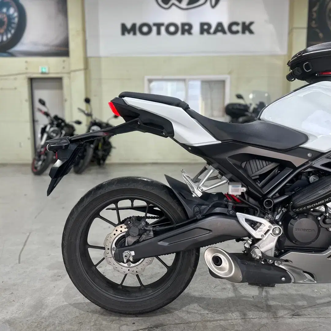 혼다 CB125R 18년 1.3만 무사고 풀옵션 화이트 깔끔한차량 판매