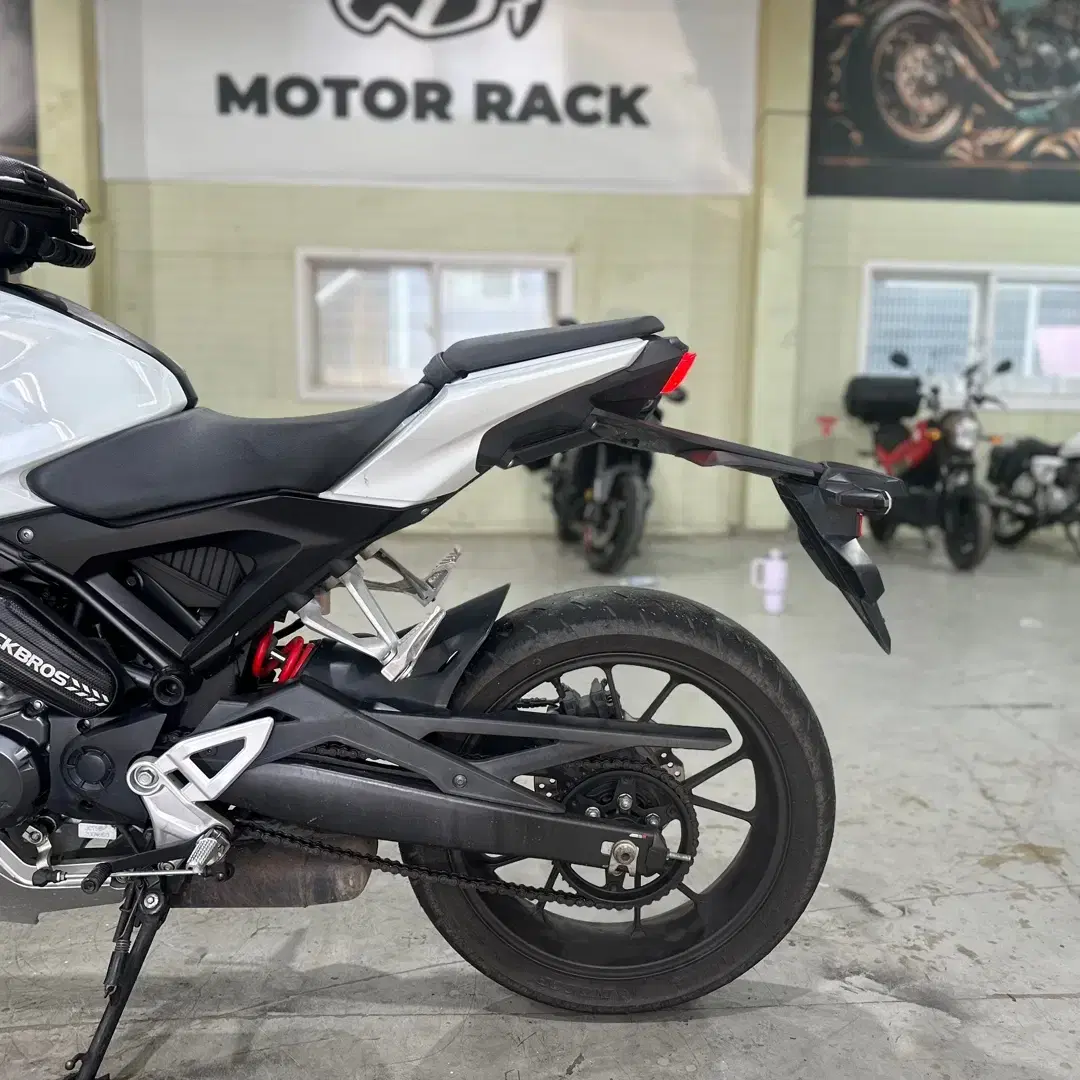 혼다 CB125R 18년 1.3만 무사고 풀옵션 화이트 깔끔한차량 판매