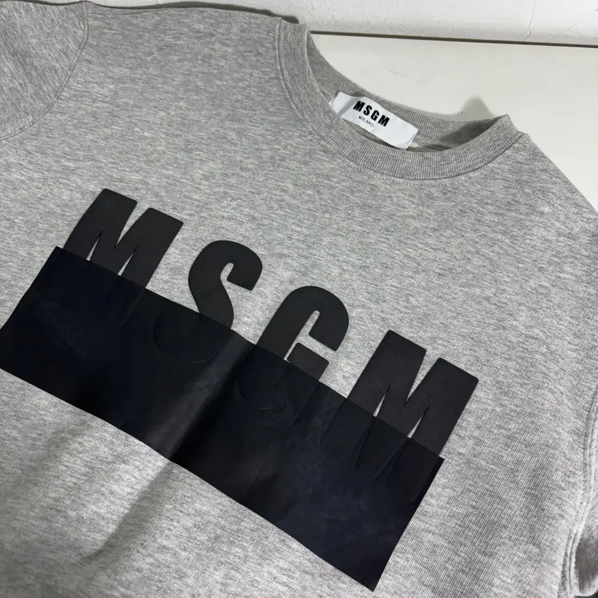 우먼M MSGM 그레이 프린팅 크롭 맨투맨